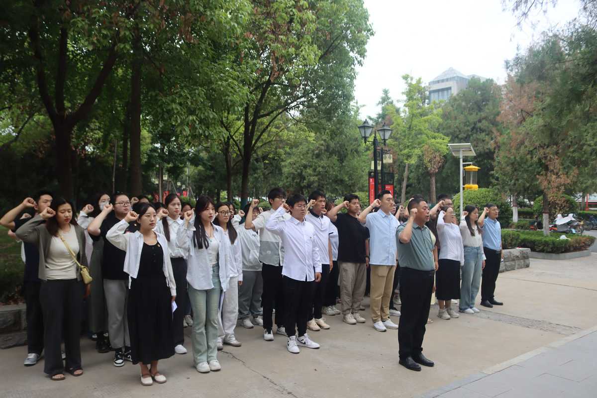 皇冠hg8868登录入口历史文化学院党委举行新党员入党宣誓暨毕业生党员重温入党誓词仪式 皇冠hg8868登录入口